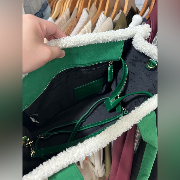 MARC JACOBS The Tote Bag Medium Suede & Sherpa Trim - Picture 11 of 16